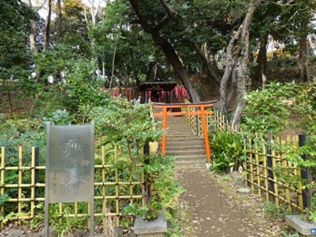 芝丸山古墳内にあります_円山随身稲荷大明神
