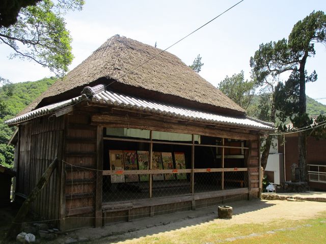 瀬戸内国際芸術祭の期間中だったせいか、戸が開けられていた_中山農村歌舞伎舞台