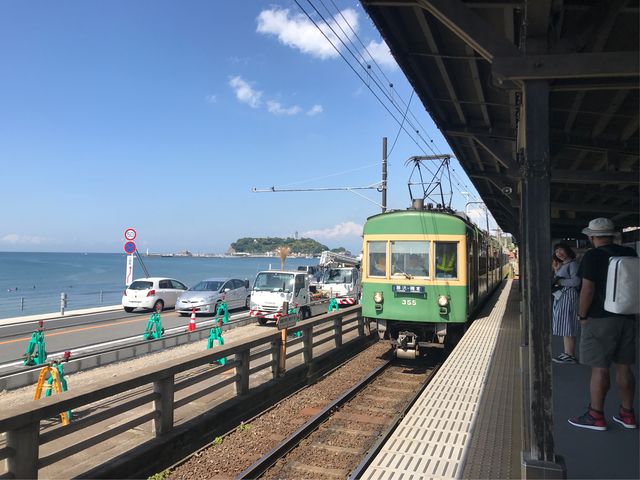 【江ノ島電鉄 鎌倉高校前駅】電車が入ってきます_江ノ島電鉄 鎌倉高校前駅