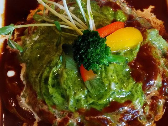 緑のオムライス。上の野菜も美味しい!_ピノキオクッチーナ