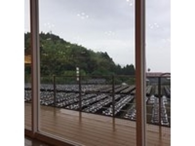 整然と並ぶ黒酢の壺_黒酢ガーデン壺畑 SHOP&RESTAURANT