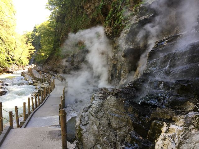 お湯に蒸されながら歩けます!_小安峡大噴湯