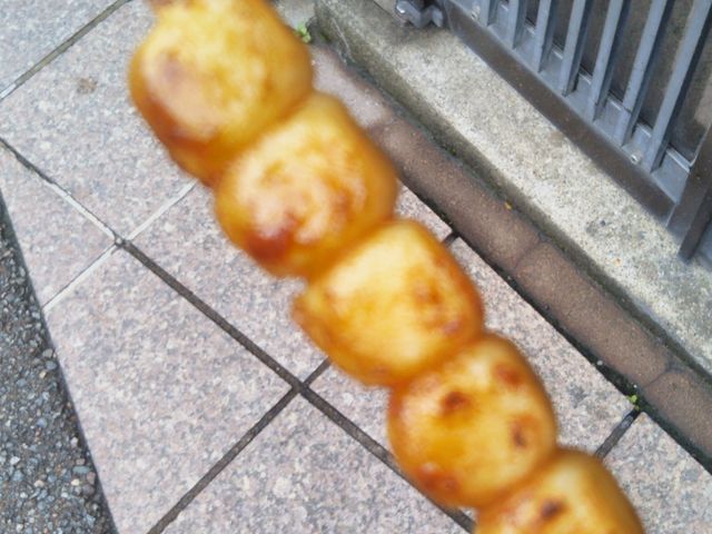 『ニ四三屋のみたらしだんご』。_二四三屋