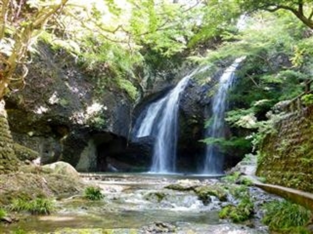 大生瀬川から見た「月待の滝」高さ17m幅12m三筋の親子滝に_月待の滝