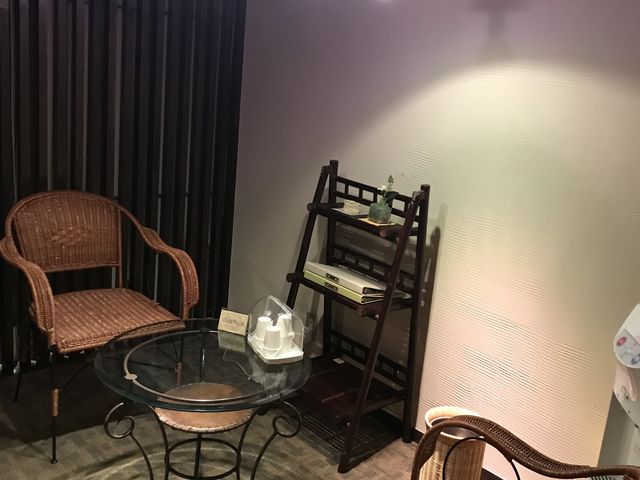 お水が用意されていて休憩スペースもありました_彩華の宿 多々見