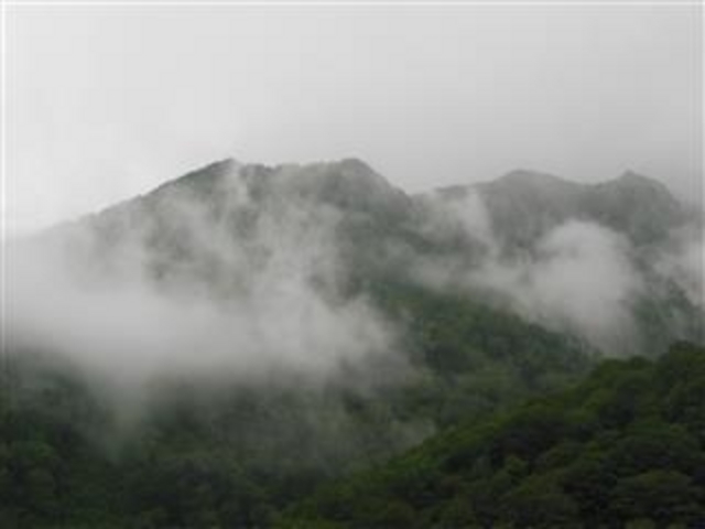 美味しい物を食べながら「扇沢駅」前から見える連峰風景_扇沢駅 扇沢売店