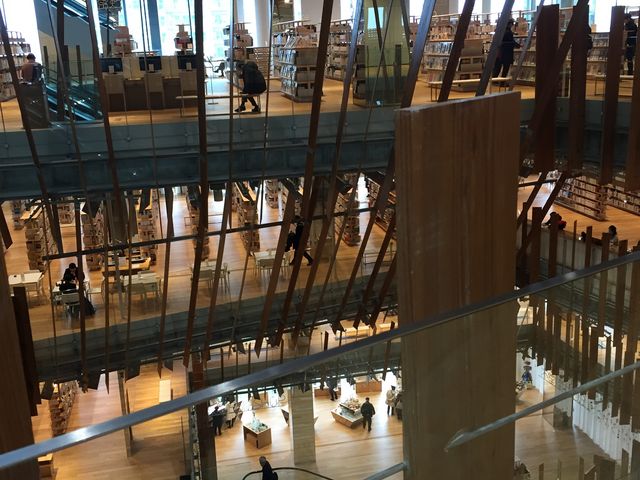 吹き抜けで広々しています。_富山市ガラス美術館