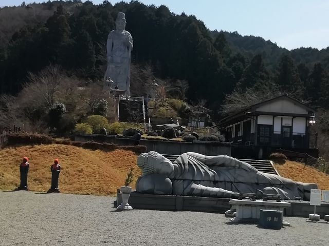 大観音石像を背に横たわる大涅槃石像です_壷阪寺大涅槃石像