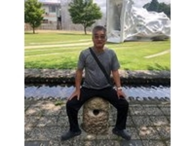 歩道に沿ってアートが並ぶ。座っているのもアート_官庁街通り駒街道