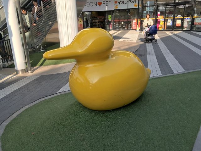湖を象徴する水鳥の像_イオンレイクタウンkaze
