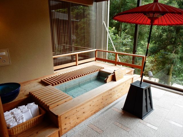 館内の鶴仙渓が見える足湯_吉祥 やまなか