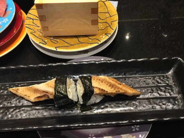 焼きアナゴと冷酒です_廻る富山湾 すし玉 富山駅店
