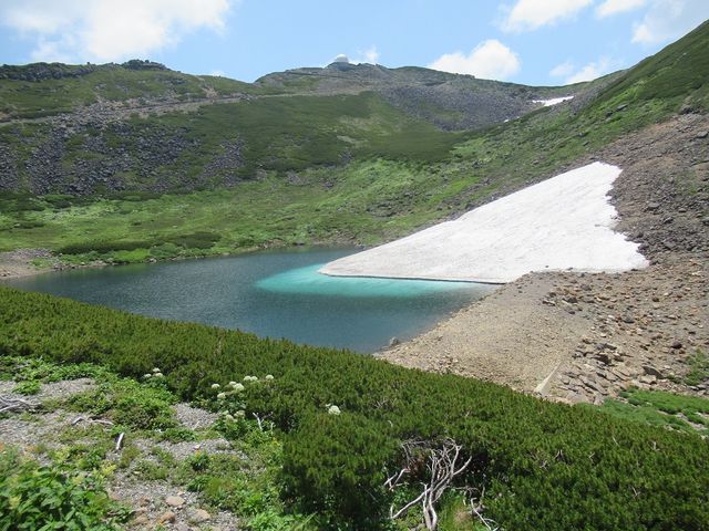 富士見岳から不消ヶ池(きえずがいけ)に沈む雪渓を見る_乗鞍スカイライン