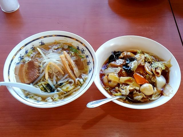 ランチの麺・飯セット(塩ラーメン+中華飯)。780円で満腹できます。_氷花餃子 高野尾店