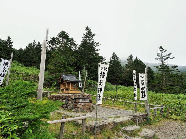 パワースポット横岳神社、周りに四本の御柱_北八ヶ岳ロープウェイ