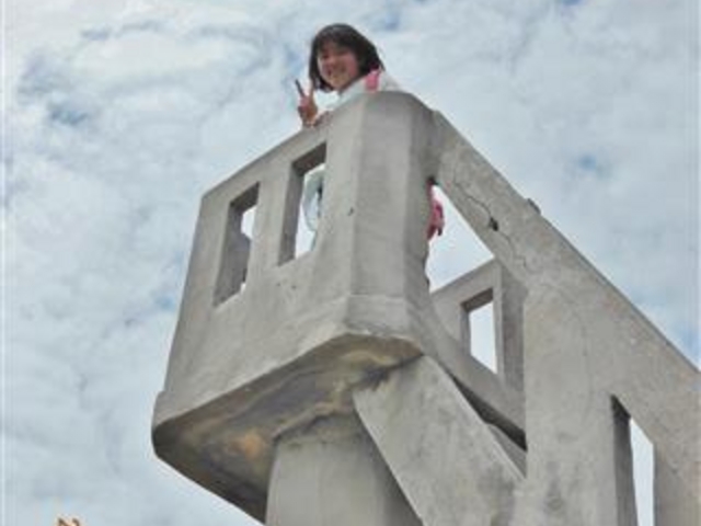 2015.3.30に行った時の「なごみの塔」に上っている人。_赤山公園のなごみの塔