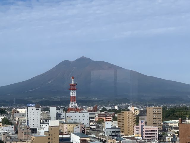 窓からはお岩木山。夜行バスの到着後にゆっくり美味しい朝ごはんとコーヒーでリラックス出来ます。_弘前パークホテル