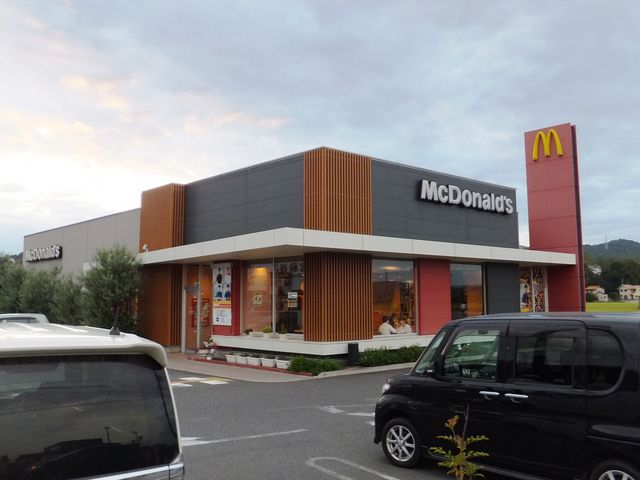 外観のカラーリングも凝っています。_マクドナルド倉敷中庄店(McDonald’s)