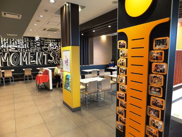 内装はモダンアート基調。_マクドナルド倉敷中庄店(McDonald’s)