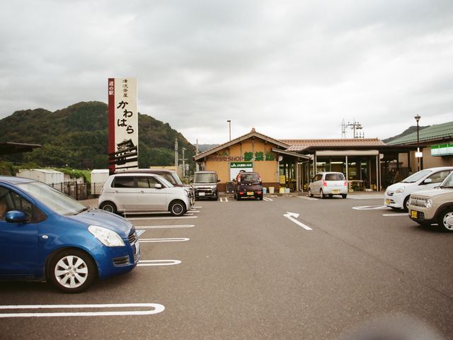 道の駅清流茶屋かわはら敷地内にあります。_ファミリーマート道の駅かわはら店