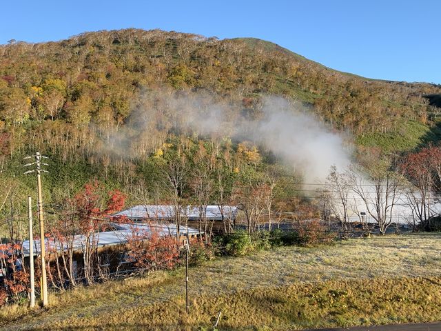 湯本温泉の大湯沼の紅葉です。
黄色が鮮やかで温泉の湯煙と上手くマッチしていました。_ニセコアンヌプリ
