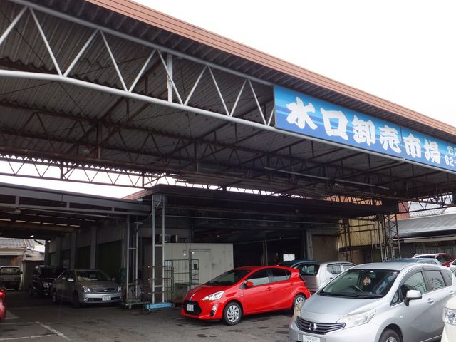 水口卸売市場の一角にあります。食堂は奥にあります。_水口寿志亭市場の食堂