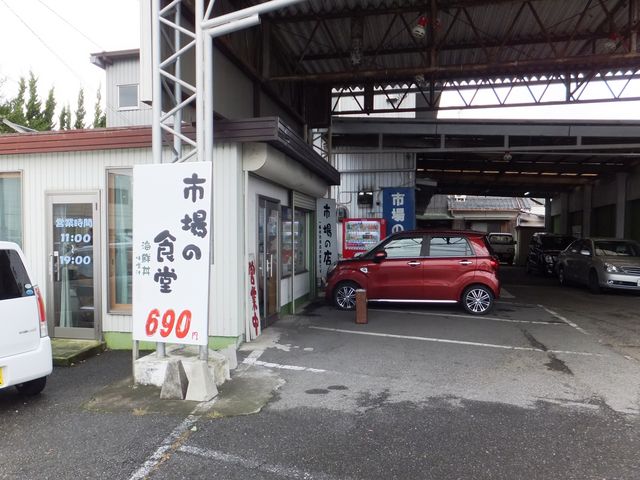 手前が「市場の店」で、食堂のお勘定はここでする。_水口寿志亭市場の食堂