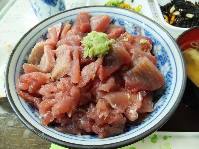 人気のマグロなかおち丼。このボリュームで味噌汁まで付いて690円は安すぎる。_水口寿志亭市場の食堂