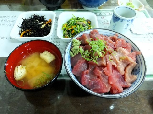 「市場の店」で香の物や煮物を買ってきて、食堂で食べることもできます。_水口寿志亭市場の食堂