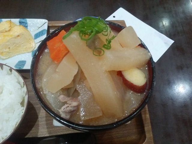 すごい量の豚汁です_ごはんやおはな
