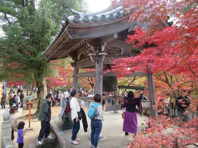 釣鐘堂で鐘を撞くため列ができていた_寂光院