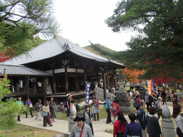 本堂前、本堂内、ともに大混雑_寂光院