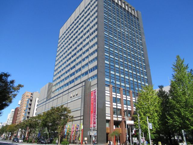 明治座が入っている大きなビル(左手が清洲橋通り)_明治座
