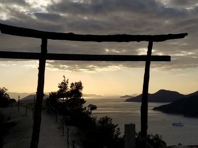 夕日越しの景色_重ね岩