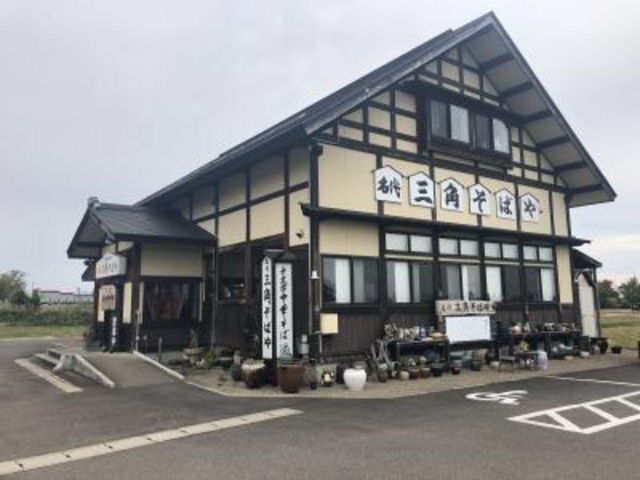 目立つ外観_名代 三角そばや