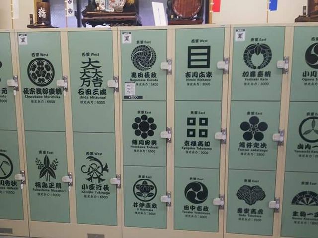 駅前の売店にあるコインロッカー_関ヶ原駅前