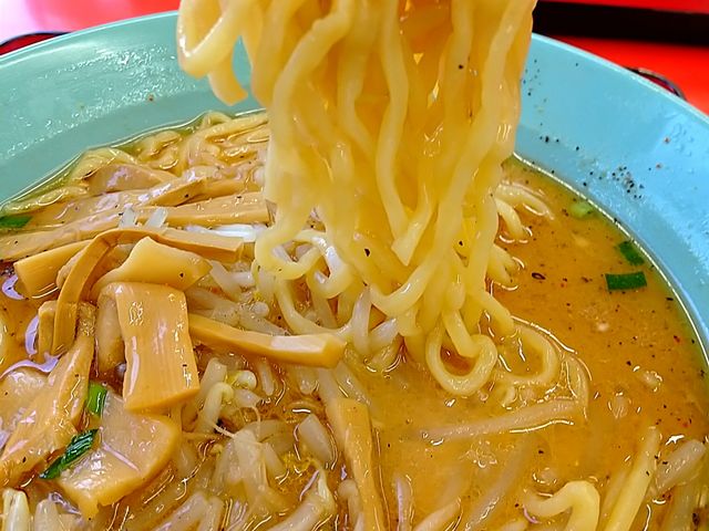 美味しい味噌ラーメンの麺持ち上げ(麺リフト)_くるまやラーメン新座店