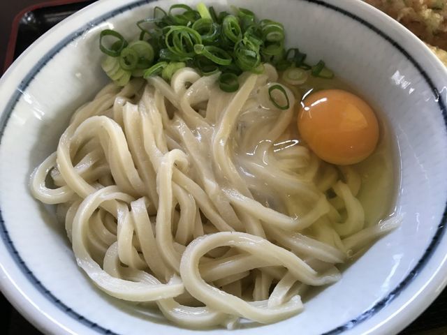 器には釜茹での麺と卵が乗っかって
出て来ます、タレはテーブルの上にある釜玉用のたれを掛けます_山越うどん