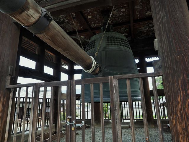 高さ4.2m、外径2.8m、厚さ0.27m、重さ82.7tもの巨大なこの鐘_方広寺