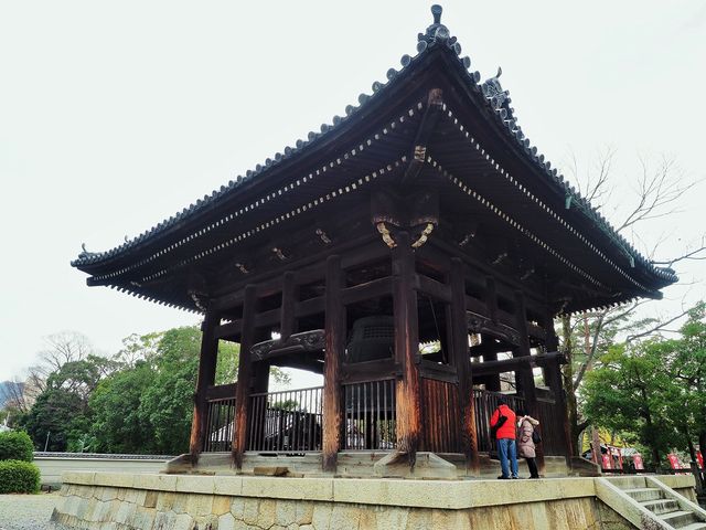 巨大なこの鐘は、東大寺、知恩院の鐘とともに日本三大名鐘といわれています。_方広寺