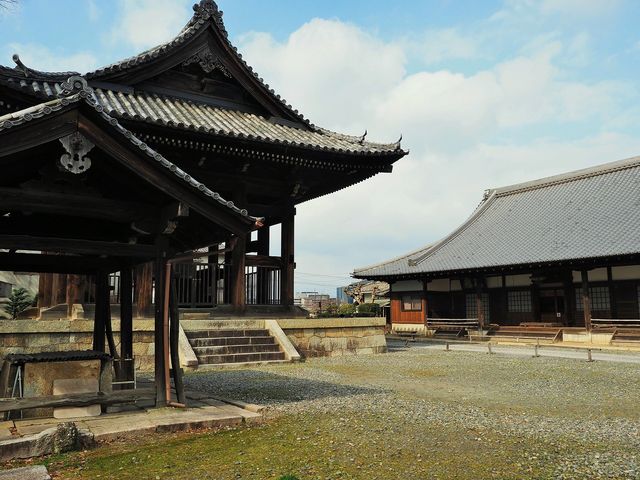 現在の方広寺の境内には、創建当時の梵鐘が残っています(鐘楼は明治時代に再建されたものです)。_方広寺