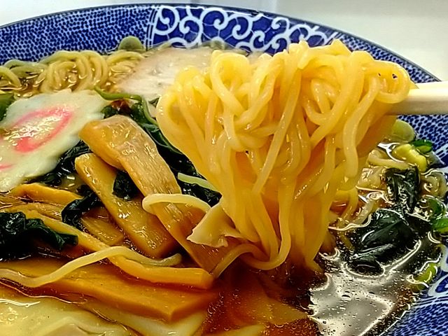 大好きなワンタンメンの麺持ち上げ(麺リフト)_西新井らーめん