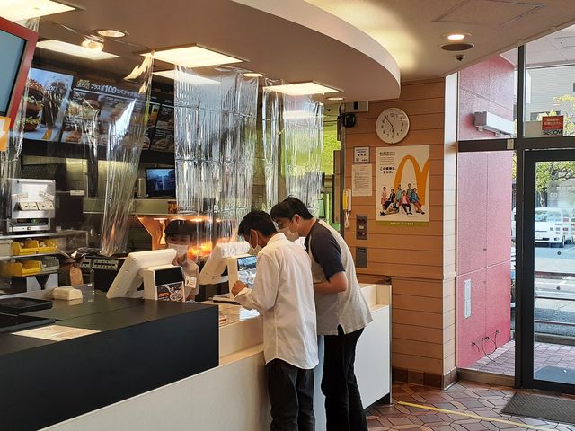 カウンターは飛沫拡散防止策がとられています。_マクドナルド鳥取店