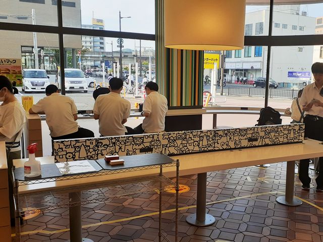 学生さんたちで賑わっていました。_マクドナルド鳥取店