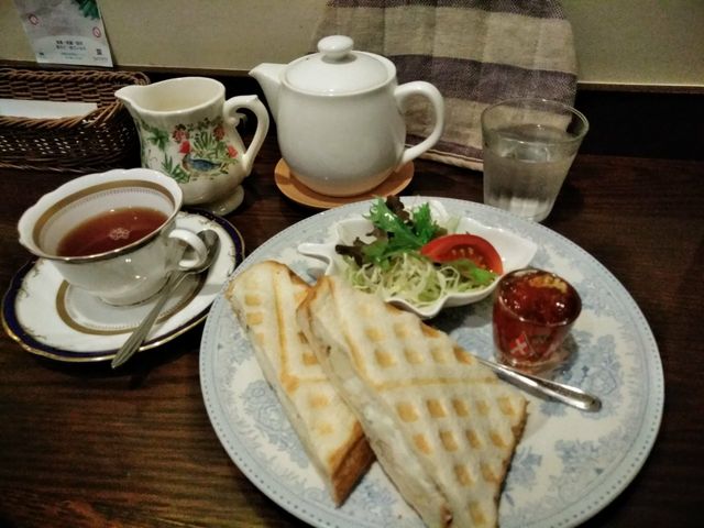 サラダとミニサイズのスイーツが付いたホットサンドセット。紅茶は2種類から選べました_ティーハウス コッツウォルズ