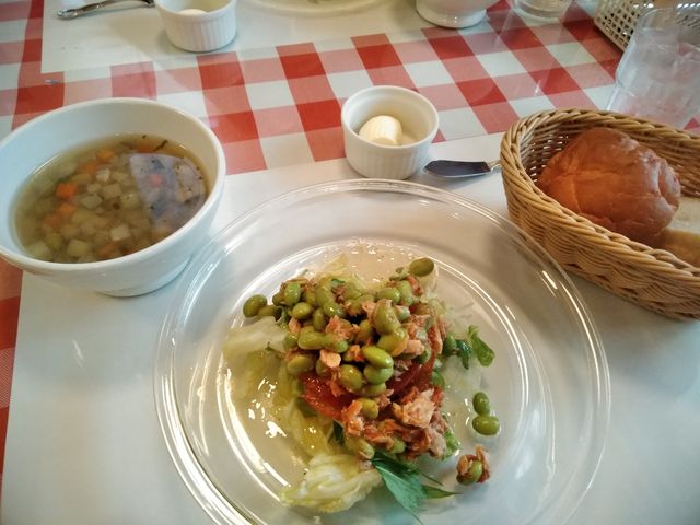 スープもサラダも豆や野菜がたっぷりでヘルシー_TRATTORIA ROSSO