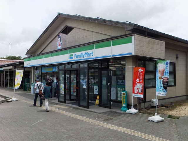 見た目は、外観も店内の様子も普通のファミマです。_ファミリーマート道の駅かわはら店