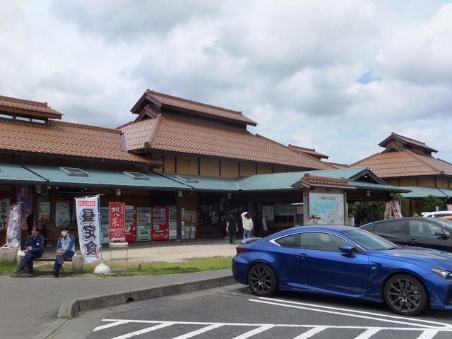 中央の建物は、四季折々の料理をビュッフェで提供するレストラン「姫八菜」。_鳥取市道の駅清流茶屋かわはら
