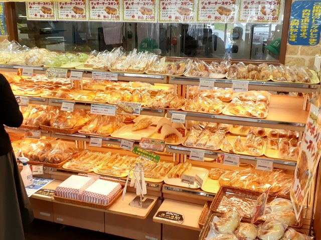 従来と余り変わらない様子で、個包装された焼きたてパンが並んでいました。_デイリーヤマザキ 赤松パーキングエリア(下り)店