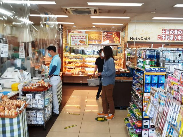 レジは飛沫拡散防止で仕切られ、お客はマスクをしています。_デイリーヤマザキ 赤松パーキングエリア(下り)店